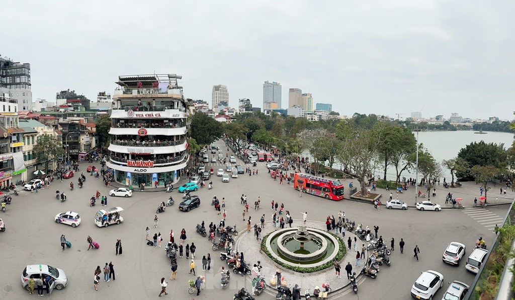 Hàng nghìn người đổ về tòa nhà Hàm cá mập check-in, CSGT phải cắm 'chốt' đảm bảo giao thông- Ảnh 9.