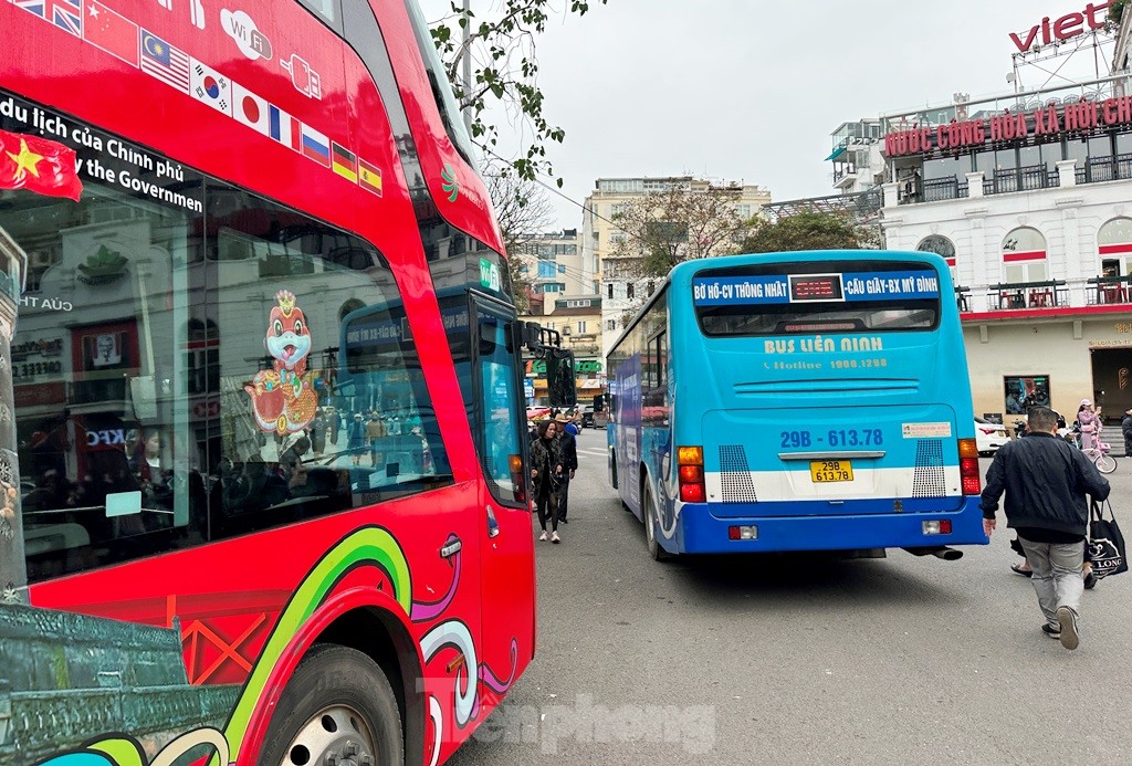 Hàng nghìn người đổ về tòa nhà Hàm cá mập check-in, CSGT phải cắm 'chốt' đảm bảo giao thông- Ảnh 2.