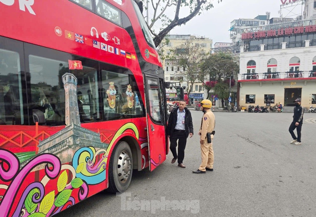 Hàng nghìn người đổ về tòa nhà Hàm cá mập check-in, CSGT phải cắm 'chốt' đảm bảo giao thông- Ảnh 7.