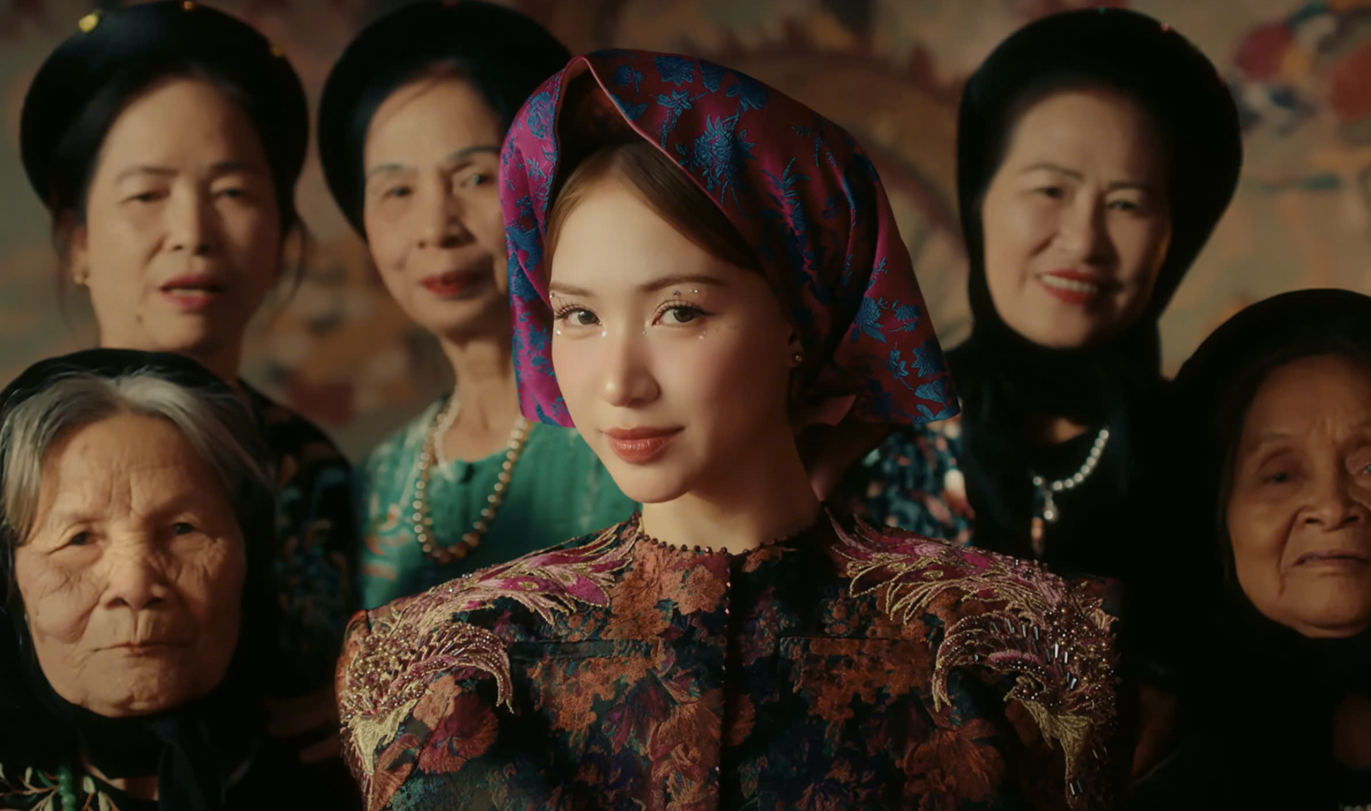 Sao Việt "huyền thoại" đóng MV của Hòa Minzy, cõi mạng dậy sóng vì các phân cảnh đắt giá từng chút một- Ảnh 2. Sao Việt "huyền thoại" đóng MV của Hòa Minzy, cõi mạng dậy sóng vì các phân cảnh đắt giá từng chút một- Ảnh 2.