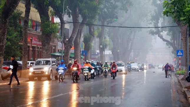 Miền Bắc mưa phùn kéo dài, Nam Bộ nắng nóng- Ảnh 1.