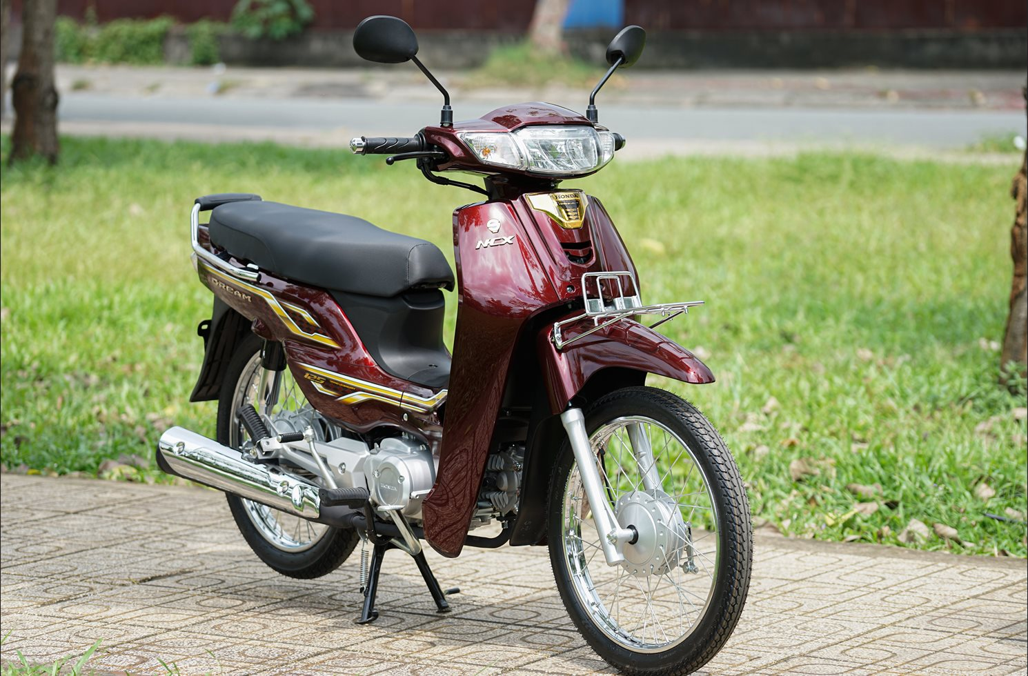 Honda Dream về đại lý Việt với số khung lộc phát cực độc: Chạy 50km/lít xăng, ánh vàng sang trọng, công nghệ hoài cổ- Ảnh 3.