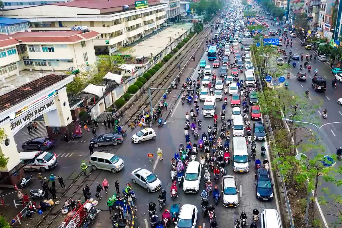 Dán băng dính làm sai biển số xe, tài xế ô tô ở Hà Nội bị phạt 23 triệu đồng- Ảnh 2.