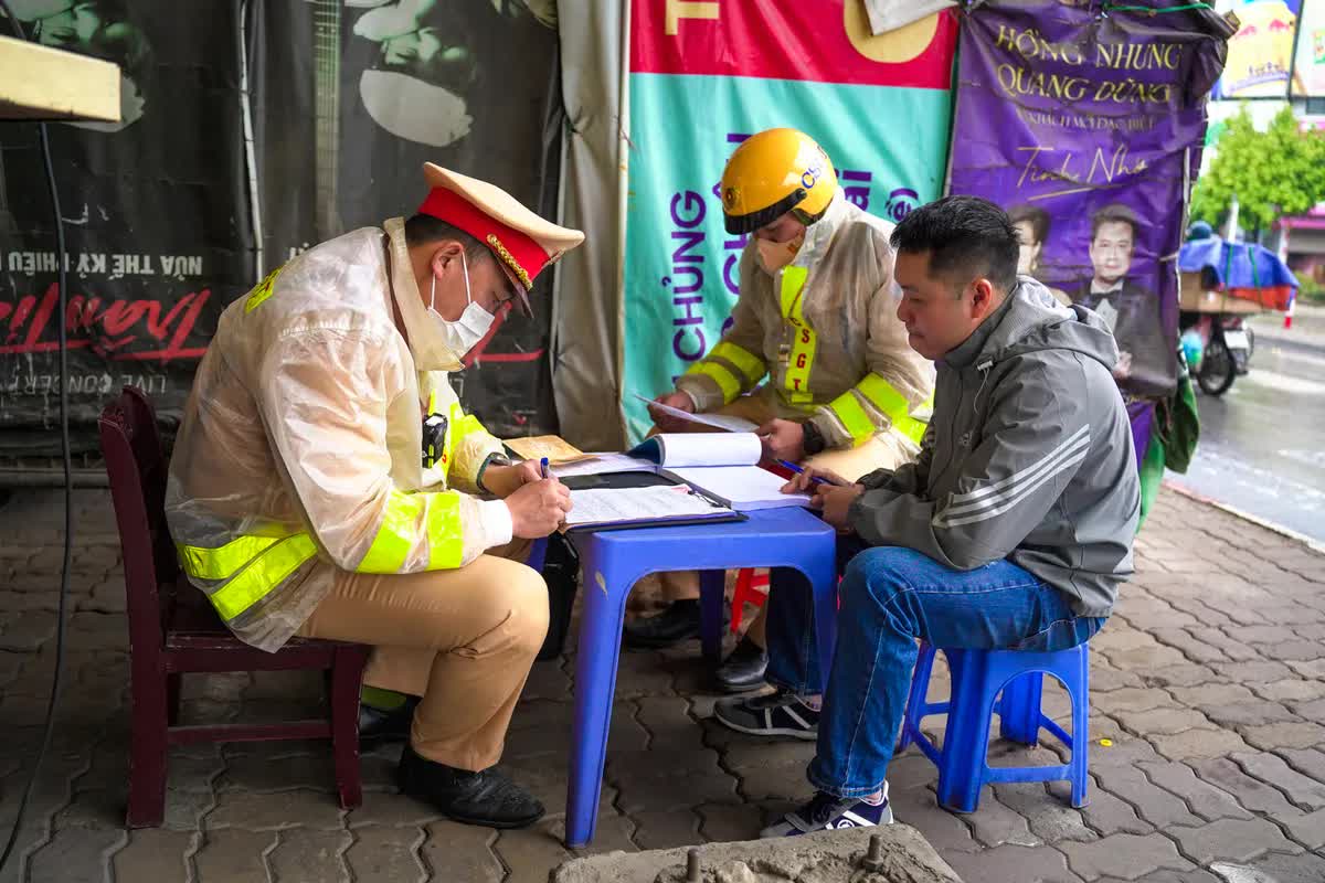 Dán băng dính làm sai biển số xe, tài xế ô tô ở Hà Nội bị phạt 23 triệu đồng- Ảnh 7.