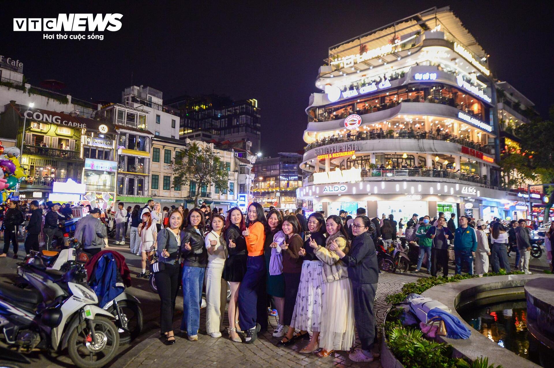 Check-in chia tay 'Hàm cá mập'- Ảnh 9.