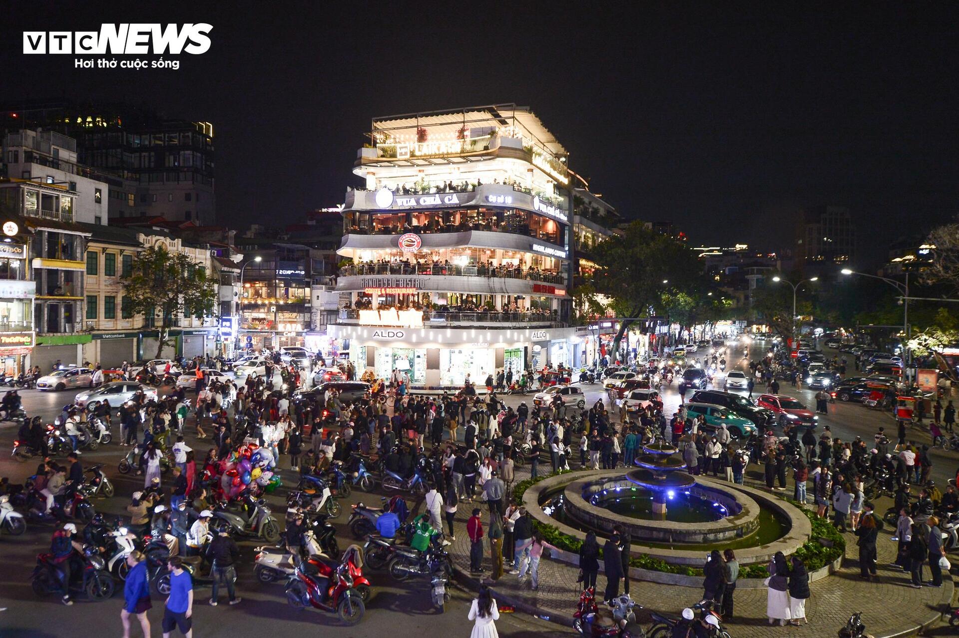 Check-in chia tay 'Hàm cá mập'- Ảnh 1.