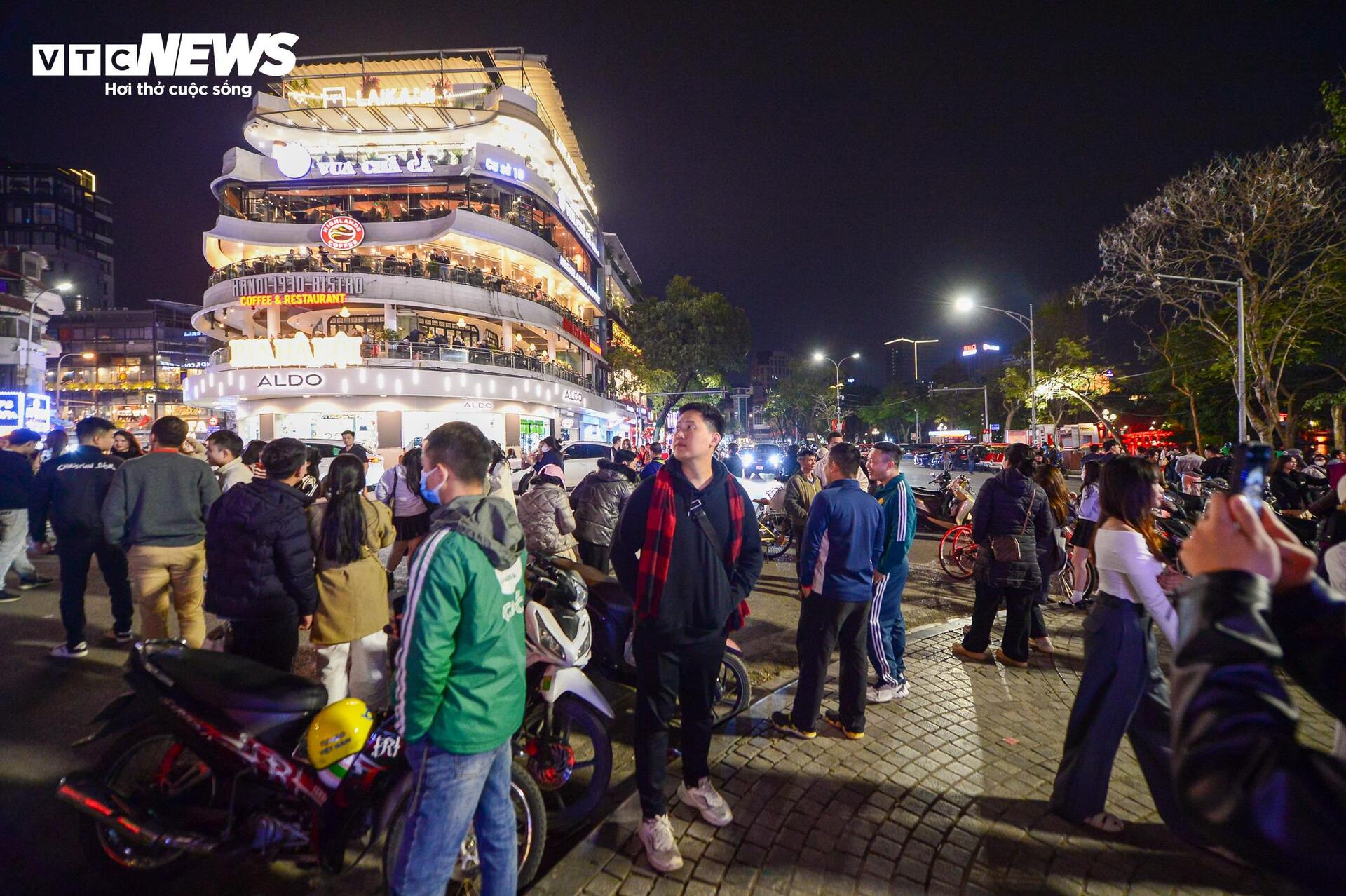 Check-in chia tay 'Hàm cá mập'- Ảnh 4.