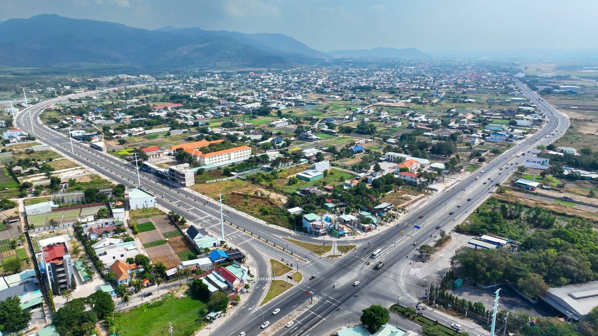 Điều chỉnh địa giới hành chính: Phó Thủ tướng yêu cầu hỗ trợ một tỉnh sát TP HCM- Ảnh 1.