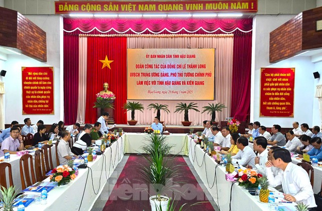 'Tôi đi tiếp xúc cử tri ở Phú Quốc thấy đụng vào đất chỗ nào cũng vướng'- Ảnh 1.