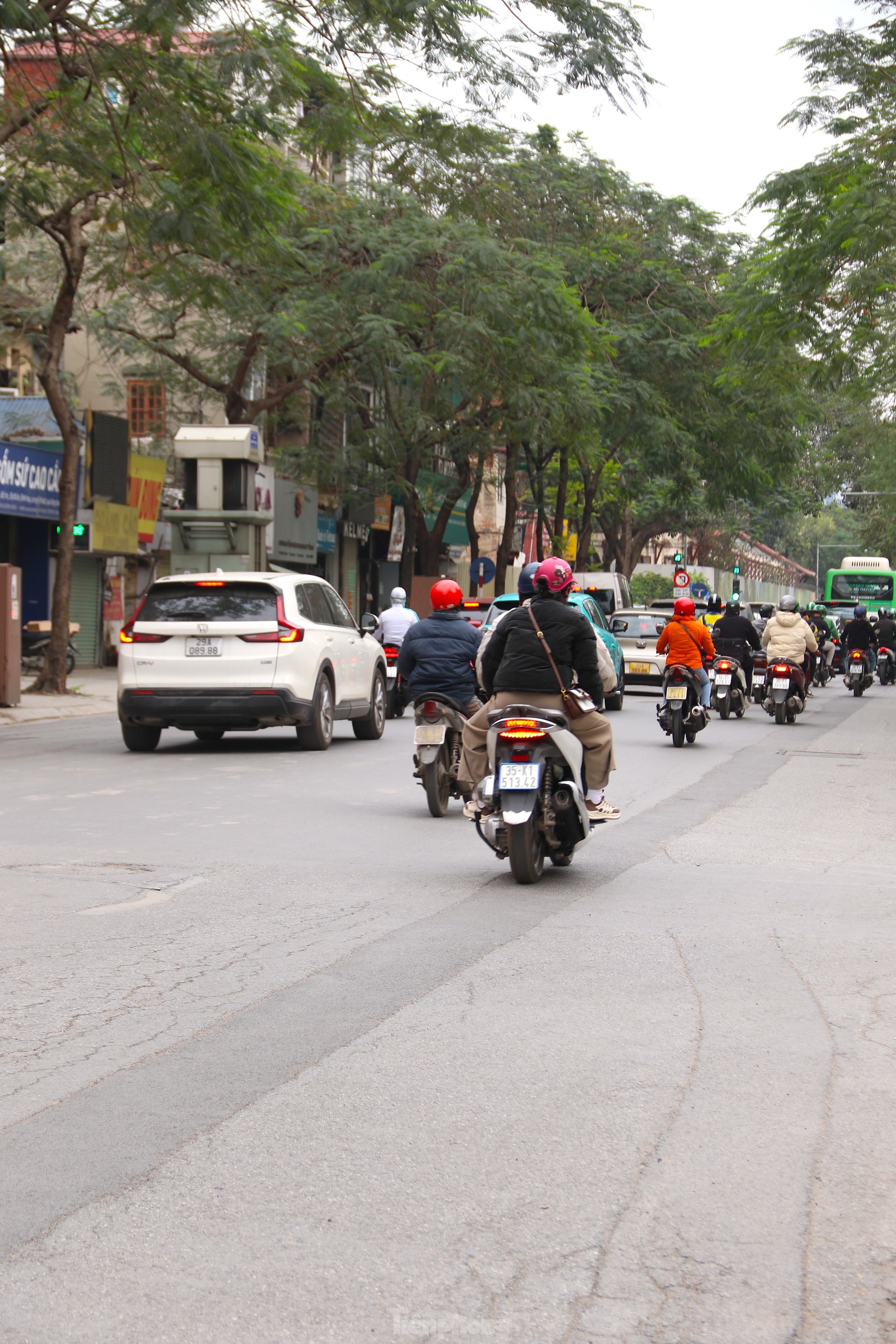 'Sống trâu’, ‘rãnh cào’ nham nhở trên nhiều tuyến phố Thủ đô sau sửa chữa- Ảnh 7.