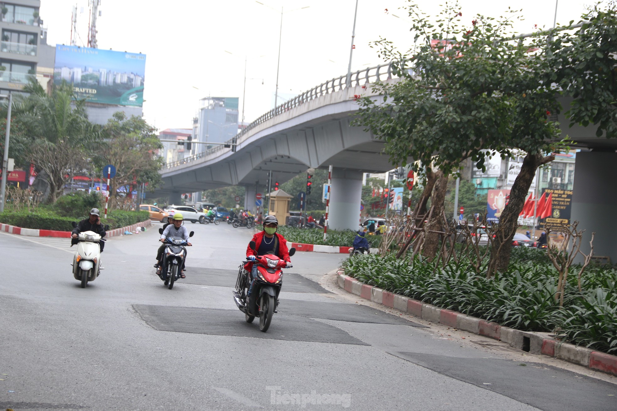 'Sống trâu’, ‘rãnh cào’ nham nhở trên nhiều tuyến phố Thủ đô sau sửa chữa- Ảnh 10.