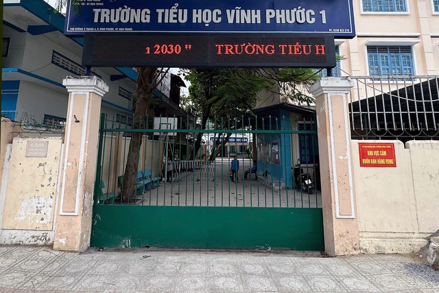 Khởi tố vụ án 2 cha con xé áo làm lộ nội y cô giáo tại trường ở Nha Trang- Ảnh 1.