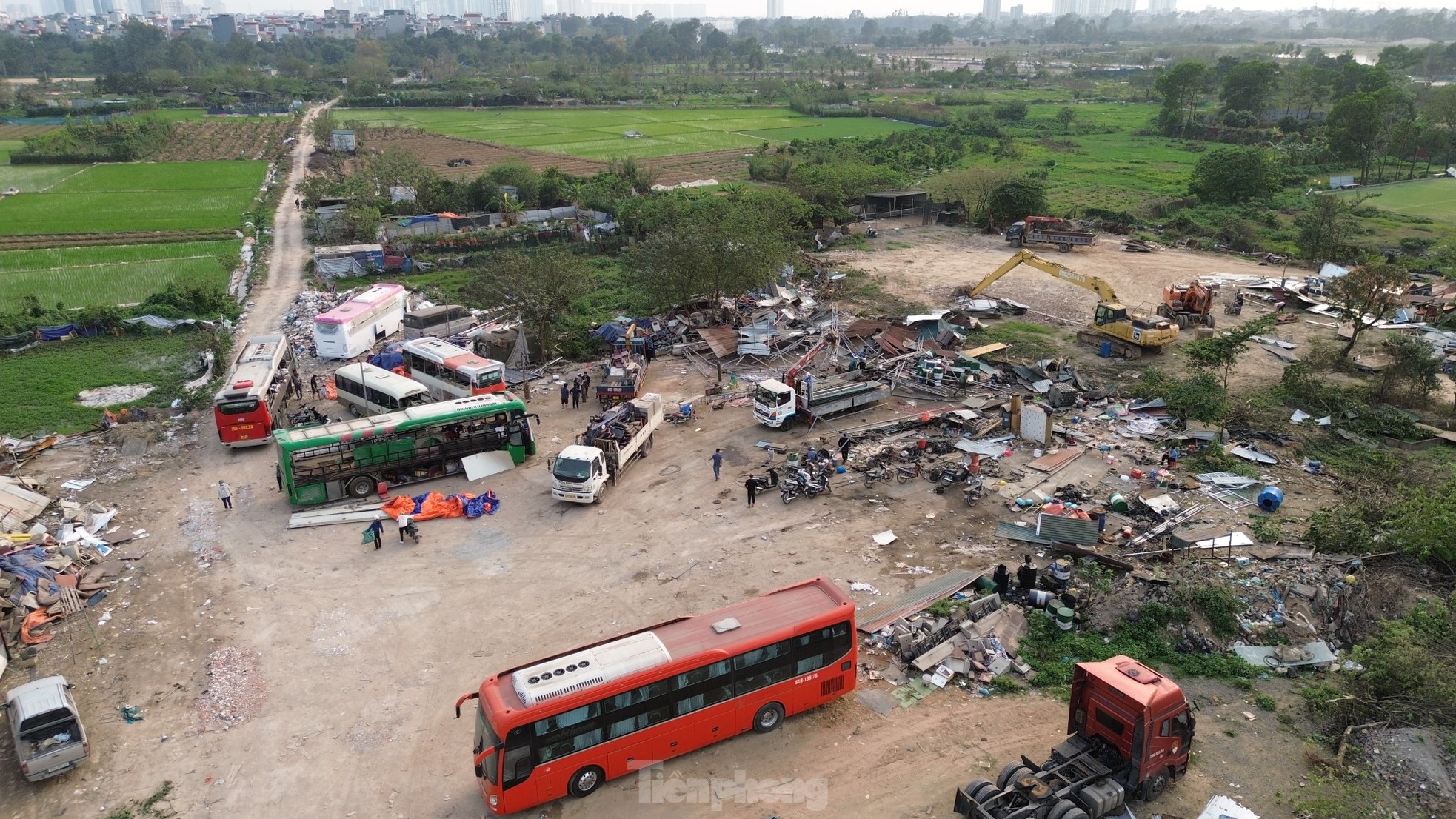 Cảnh tháo dỡ nhà xưởng, kho bãi trên đất nông nghiệp sau chỉ đạo- Ảnh 2.