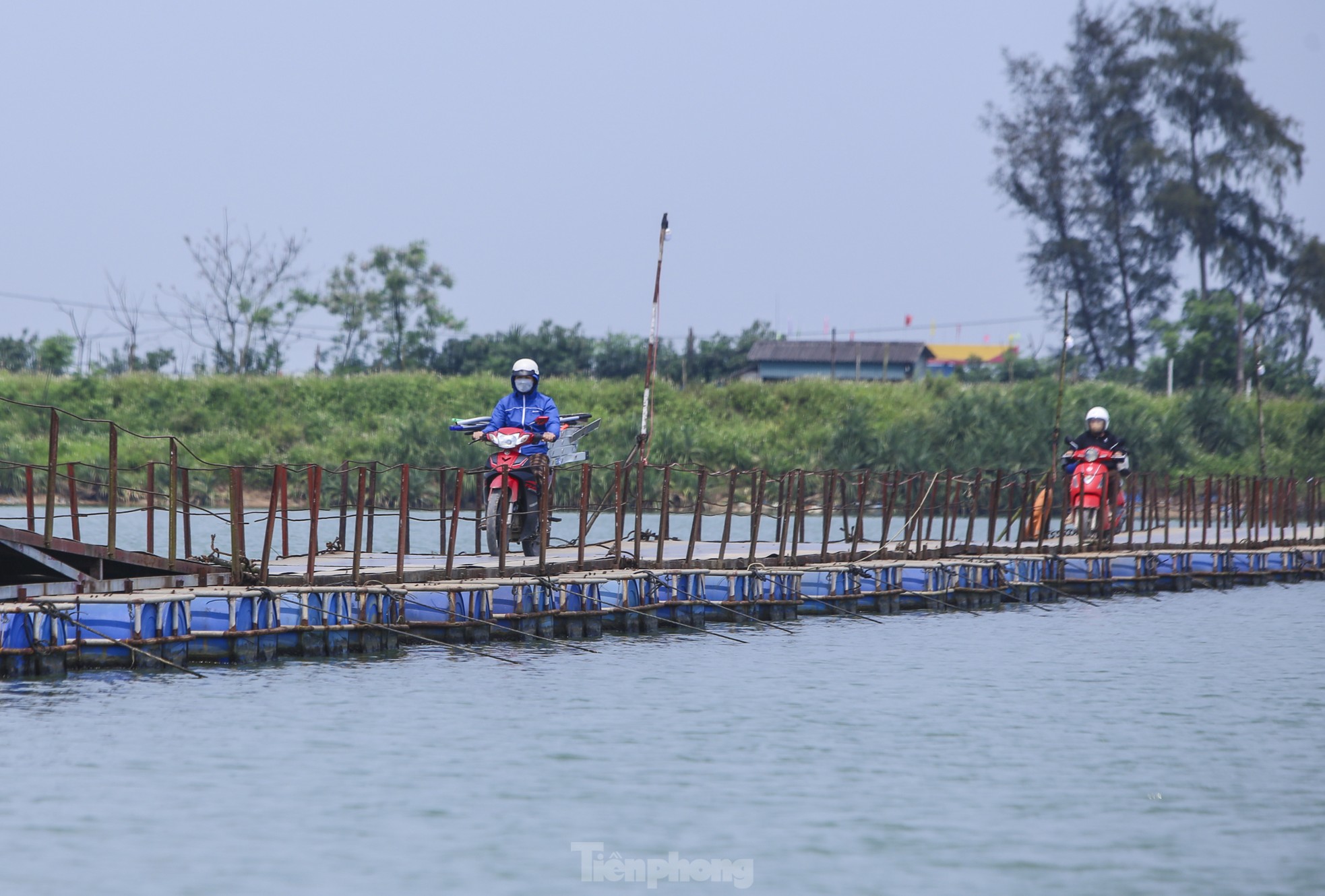 Cây cầu phao 'độc nhất vô nhị' nối đôi bờ Thạch Hãn- Ảnh 3.