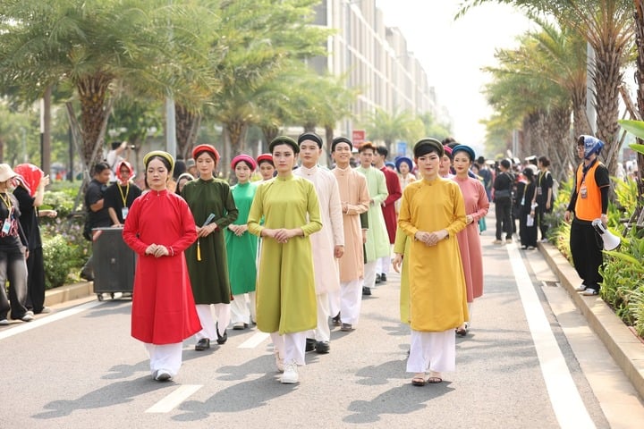 Biển người mặc trang phục truyền thống dự concert 'Anh trai vượt ngàn chông gai'- Ảnh 11.