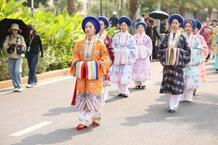 Biển người mặc trang phục truyền thống dự concert 'Anh trai vượt ngàn chông gai'- Ảnh 10.