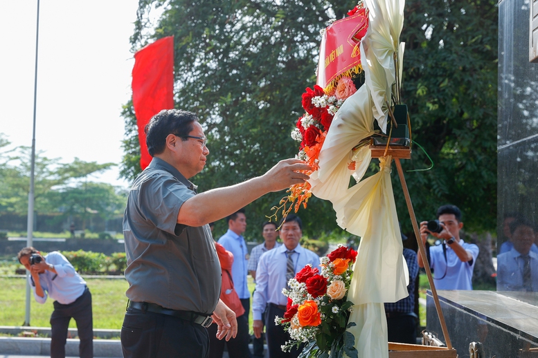 Thủ tướng thăm công trường, dự khánh thành một số công trình trọng điểm tại Bình Định- Ảnh 1.