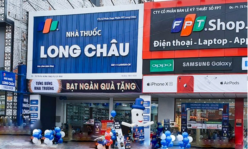 Không chỉ các cửa hàng Viettel, người dân còn có thể tới MobiFone, Long Châu, Bưu điện Việt Nam, FPT Shop, VNPT để cấp lại giấy phép lái xe, đăng ký kinh doanh, đăng ký kết hôn- Ảnh 1.