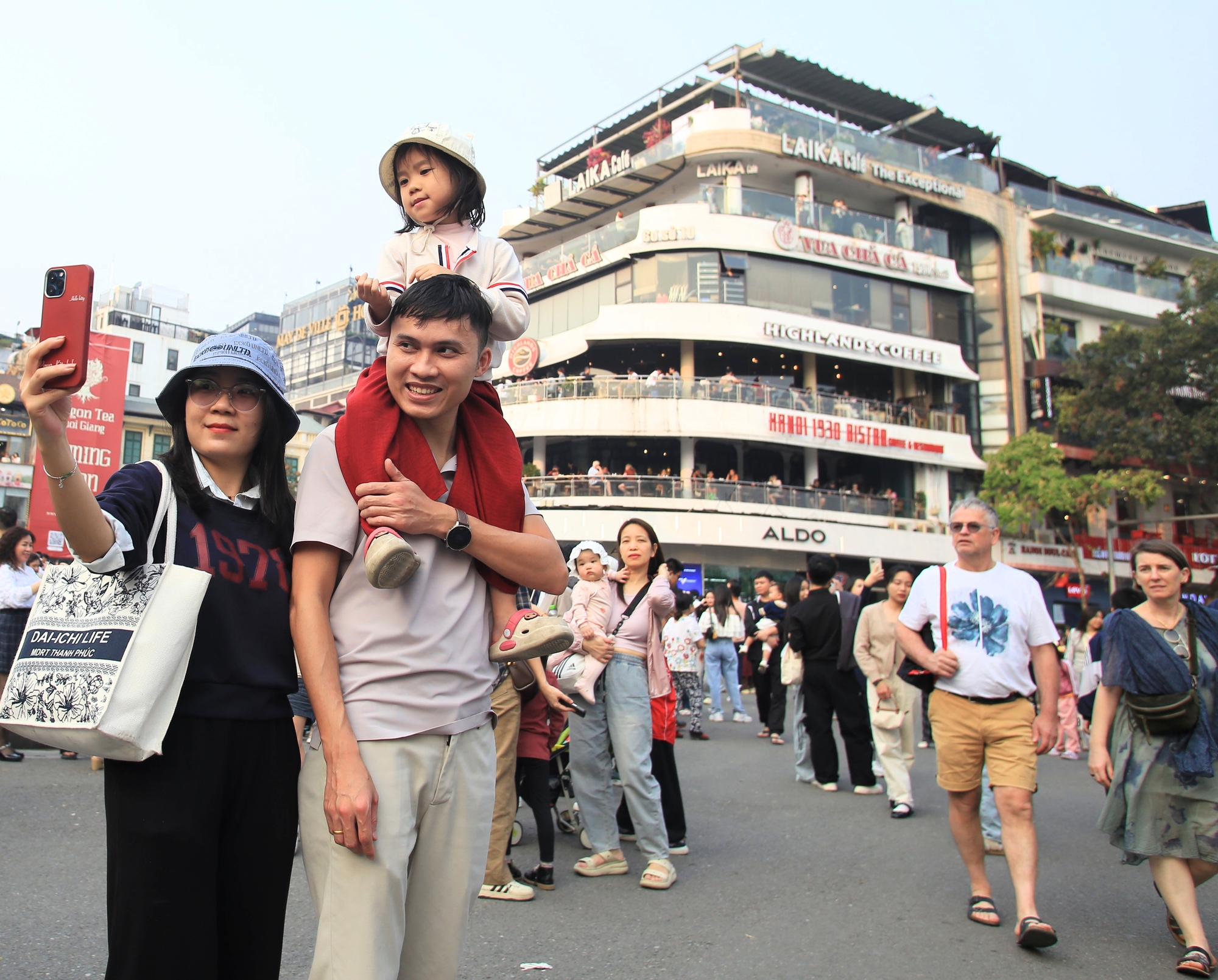 Dòng người liên tục đổ về chụp ảnh với Hàm Cá Mập vào cuối tuần- Ảnh 17.