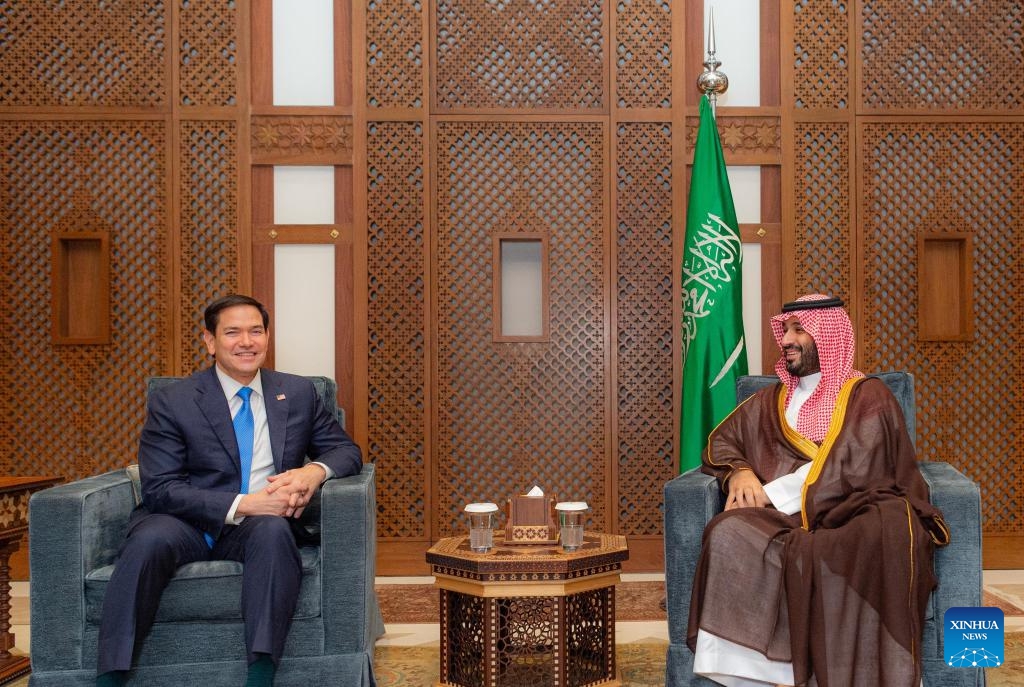 Thái tử Ả Rập Saudi Mohammed bin Salman Al Saud (phải) tiếp Ngoại trưởng Mỹ Marco Rubio ở TP Jeddah hôm 10-3, một ngày trước khi các quan chức Mỹ và Ukraine gặp nhau tại đó Ảnh: Hãng thông tấn Saudi