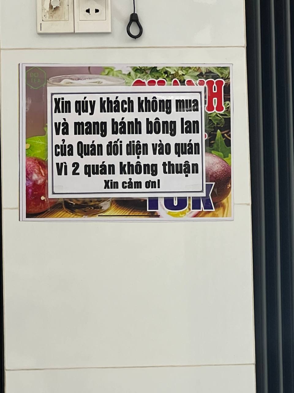 Drama 2 tiệm bánh hot ở Vũng Tàu: Treo biển cấm cực gắt, khách không muốn bị vạ lây chớ nên làm điều này- Ảnh 1. Drama 2 tiệm bánh hot ở Vũng Tàu: Treo biển cấm cực gắt, khách không muốn bị vạ lây chớ nên làm điều này- Ảnh 1.