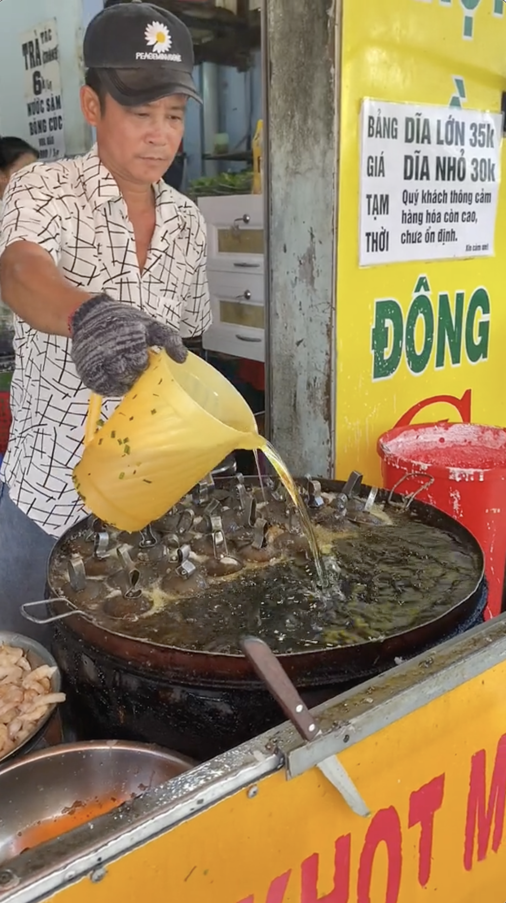 Drama 2 tiệm bánh hot ở Vũng Tàu: Treo biển cấm cực gắt, khách không muốn bị vạ lây chớ nên làm điều này- Ảnh 4. Drama 2 tiệm bánh hot ở Vũng Tàu: Treo biển cấm cực gắt, khách không muốn bị vạ lây chớ nên làm điều này- Ảnh 4.