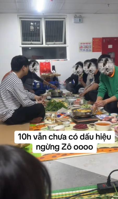 Khung cảnh hành lang một chung cư ở Hà Nội gây tranh cãi trên MXH: Người khen vui, người thở dài “trông đến sợ”- Ảnh 1.