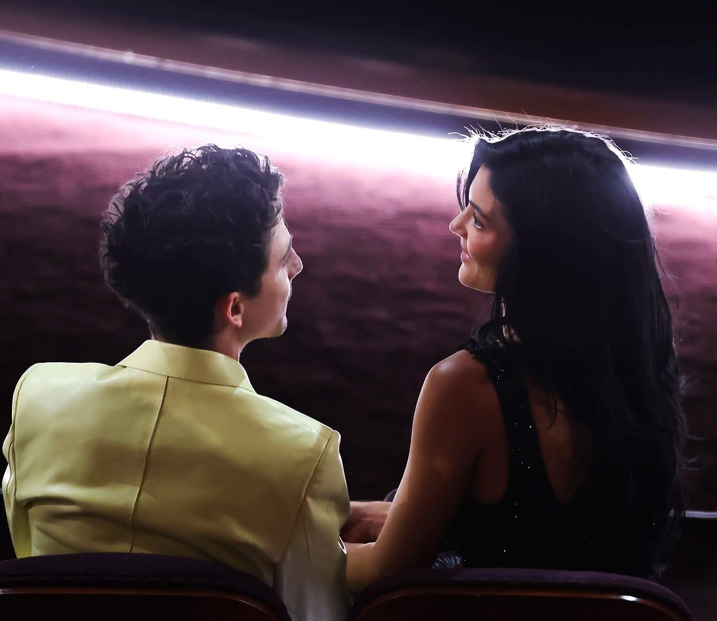 Hot nhất Oscar 2025: Cặp đôi đẹp nhất thế giới khoá môi trước cả triệu người, body siêu thực của nhà gái khiến MXH bùng nổ- Ảnh 1.