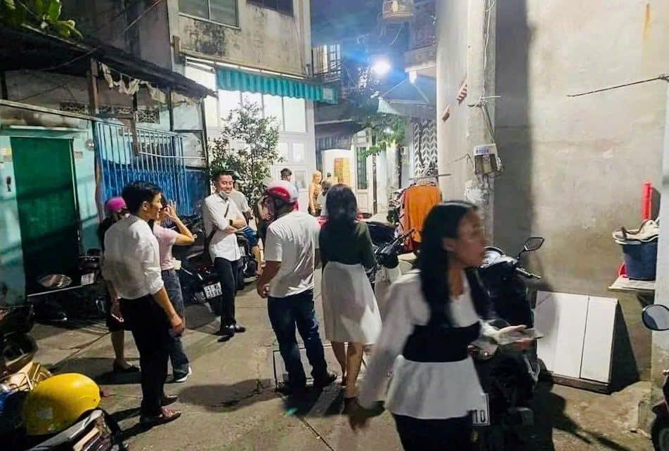 Một lúc có 8 người vào xem nhà, hàng xóm chạy sang đông kín, chủ nhà tưởng “hớ” giá, lập tức dừng bán và cái kết không ngờ tới- Ảnh 1.