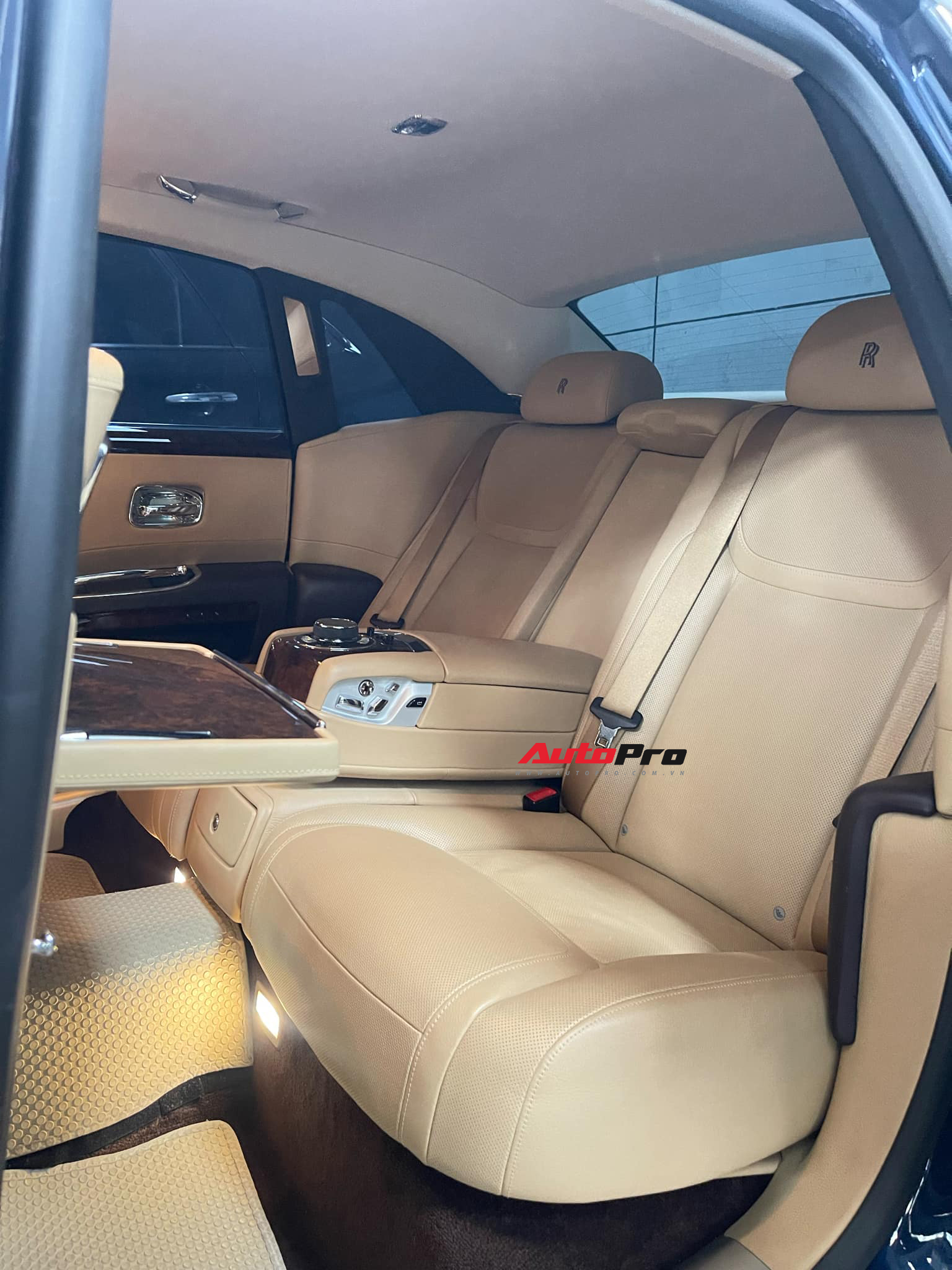 Đại gia Nghệ An tậu Rolls-Royce Ghost hậu chia tay Lamborghini Huracan: Chạy siêu xe đường dài bị mệt nên đổi sang xe siêu sang, mua gần 15 tỷ đồng, có thể đổi trong tương lai- Ảnh 11.