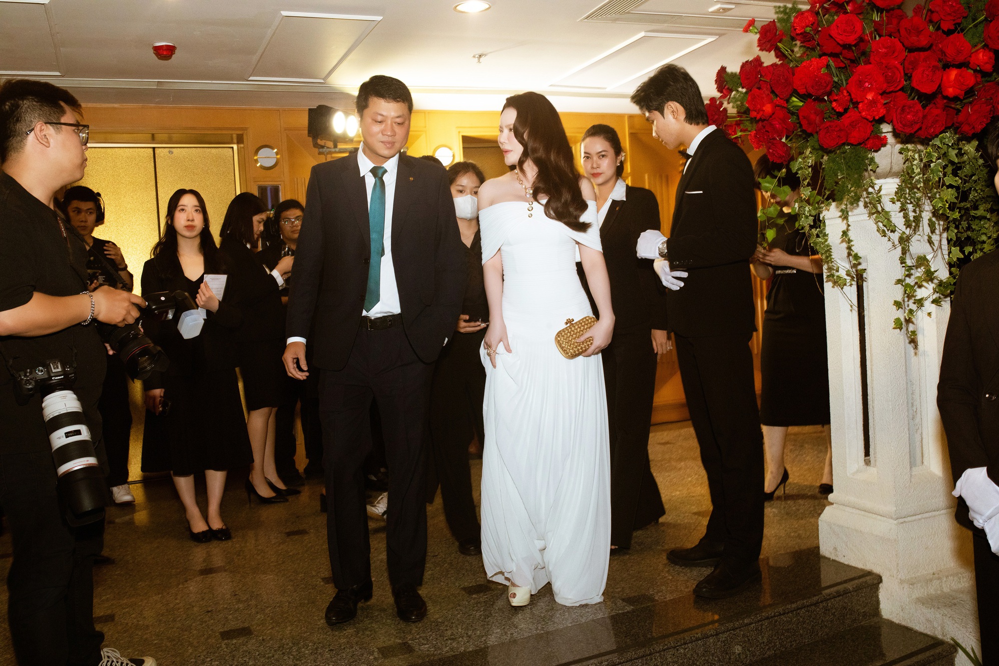 Nữ diễn viên đeo kim cương 20 tỷ, được Tổng giám đốc ngân hàng lớn đích thân đón tiếp- Ảnh 2.