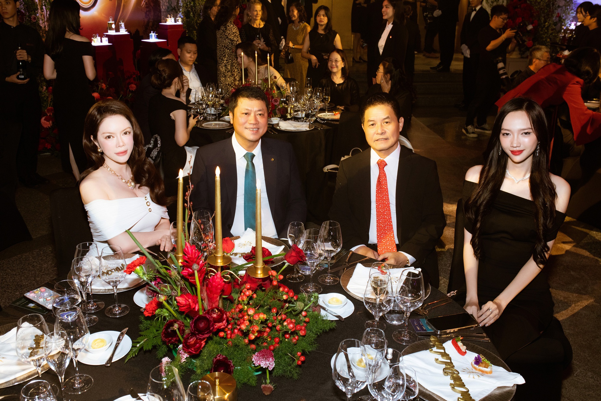 Nữ diễn viên đeo kim cương 20 tỷ, được Tổng giám đốc ngân hàng lớn đích thân đón tiếp- Ảnh 1.