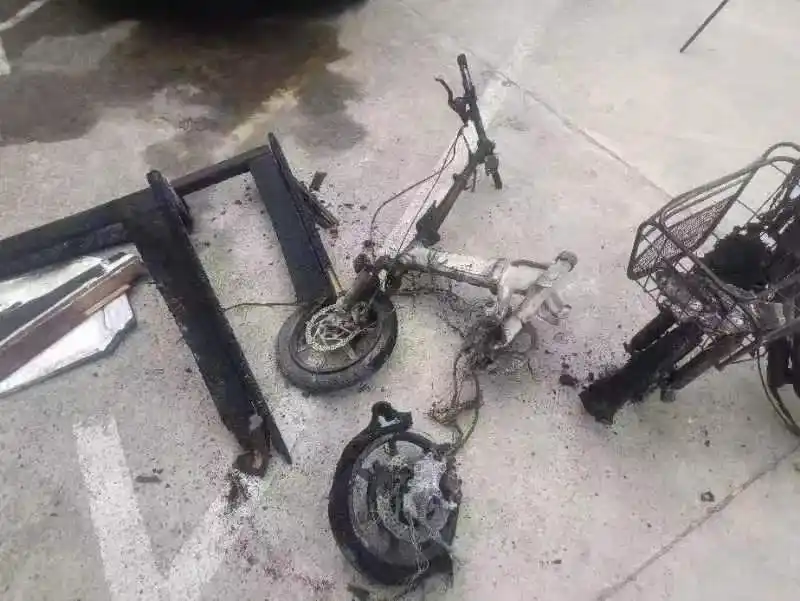 Xách pin xe điện vào nhà sạc, người đàn ông bị phạt tiền, tạm giam 15 ngày: Điện nhà tôi sao không được dùng?- Ảnh 2.