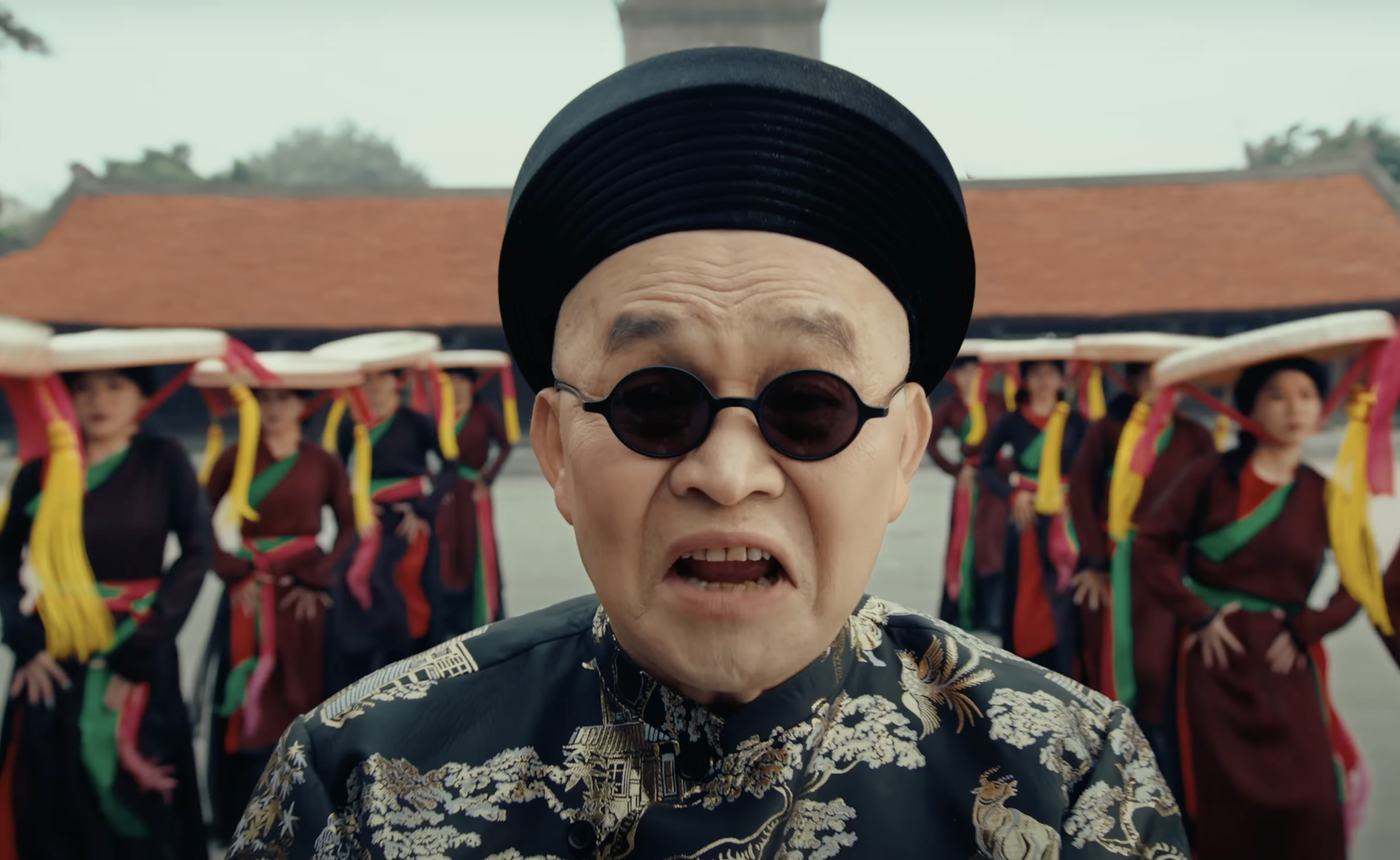 Xuân Hinh 'lắm chiêu'- Ảnh 2. Xuân Hinh 'lắm chiêu'- Ảnh 2.
