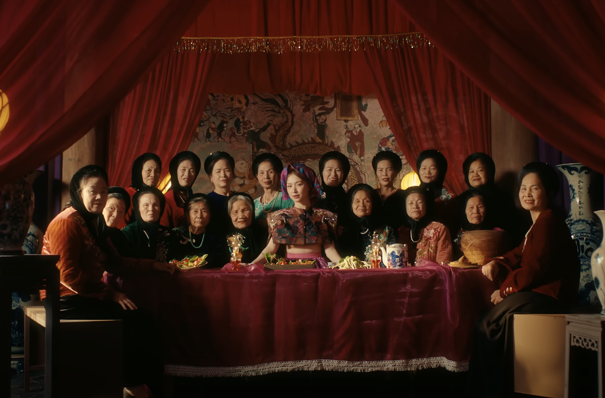 Xuân Hinh 'lắm chiêu'- Ảnh 7. Xuân Hinh 'lắm chiêu'- Ảnh 7.