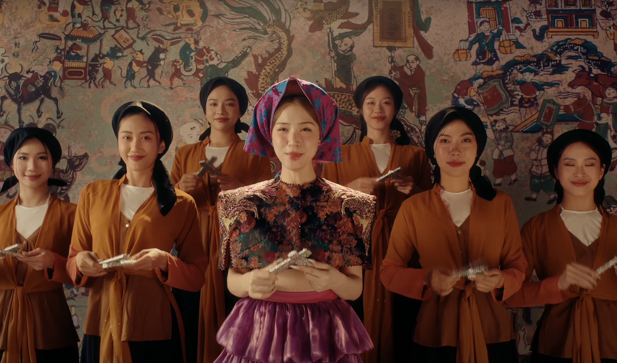 Xuân Hinh 'lắm chiêu'- Ảnh 5. Xuân Hinh 'lắm chiêu'- Ảnh 5.