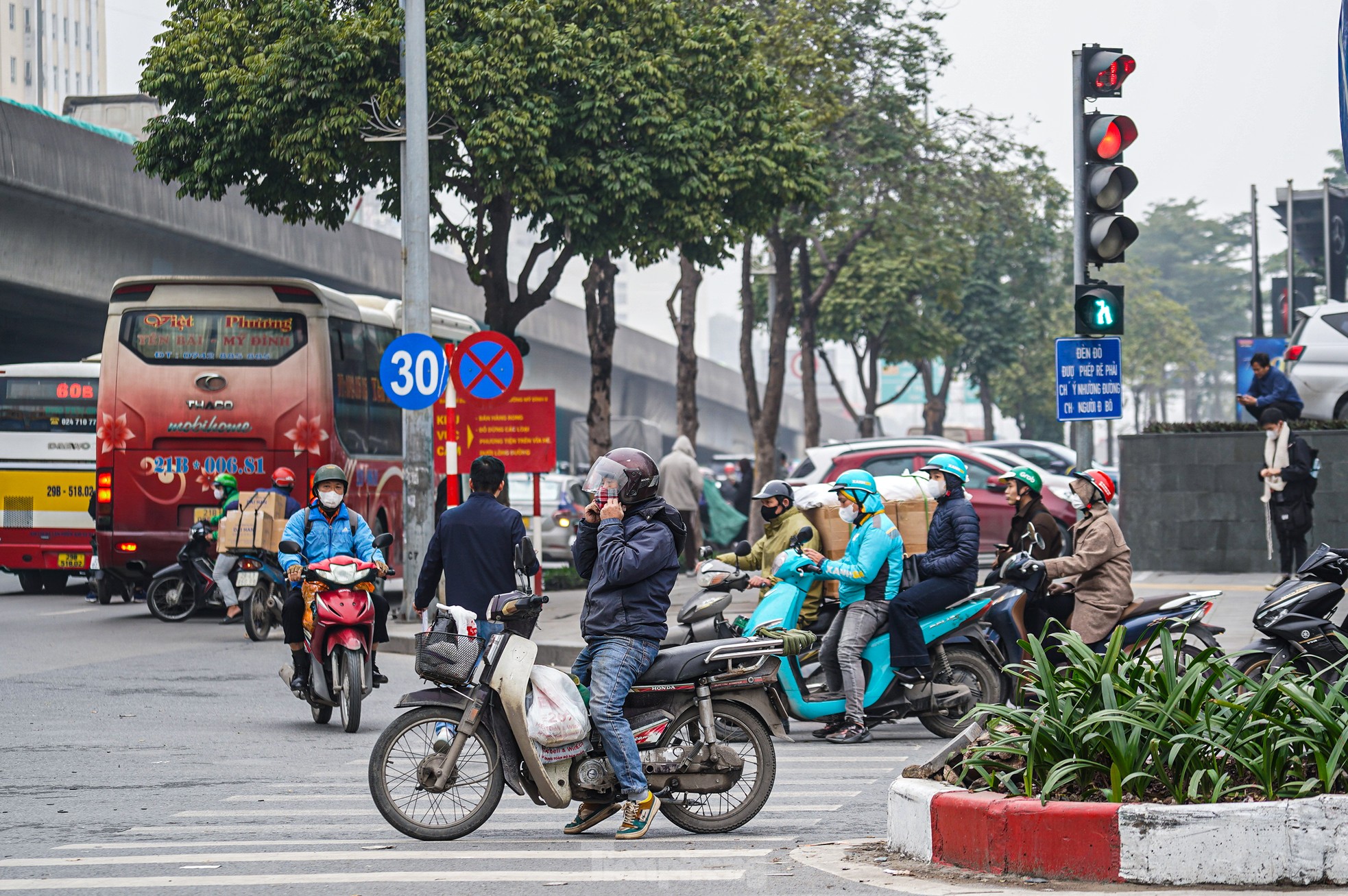 Ô tô che biển số, xe máy vượt đèn đỏ, đi ngược chiều trên phố Hà Nội- Ảnh 3.