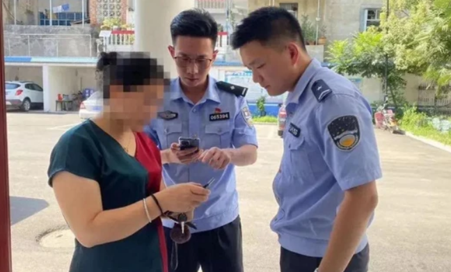 Từ chối phục vụ người phụ nữ 60 tuổi làm thủ tục chuyển khoản hơn 107 triệu đồng, nữ nhân viên ngân hàng được cảnh sát khen thưởng- Ảnh 1. Từ chối phục vụ người phụ nữ 60 tuổi làm thủ tục chuyển khoản hơn 107 triệu đồng, nữ nhân viên ngân hàng được cảnh sát khen thưởng- Ảnh 1.