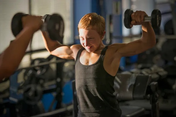 Cậu bé khỏe nhất thế giới hơn 10 tuổi đã nâng tạ nặng gắp đôi cơ thể, tuổi 25 ra sao mà khiến dân tình ngỡ ngàng?- Ảnh 2.