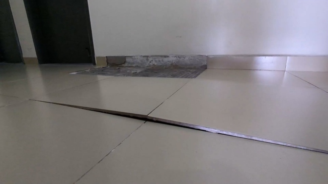 Cận cảnh toà chung cư Quận 8 với hơn 300 hộ nứt tường, bong gạch sau rung chấn từ Myanmar, người dân vẫn chưa "hoàn hồn"- Ảnh 6. Cận cảnh toà chung cư Quận 8 với hơn 300 hộ nứt tường, bong gạch sau rung chấn từ Myanmar, người dân vẫn chưa "hoàn hồn"- Ảnh 6.