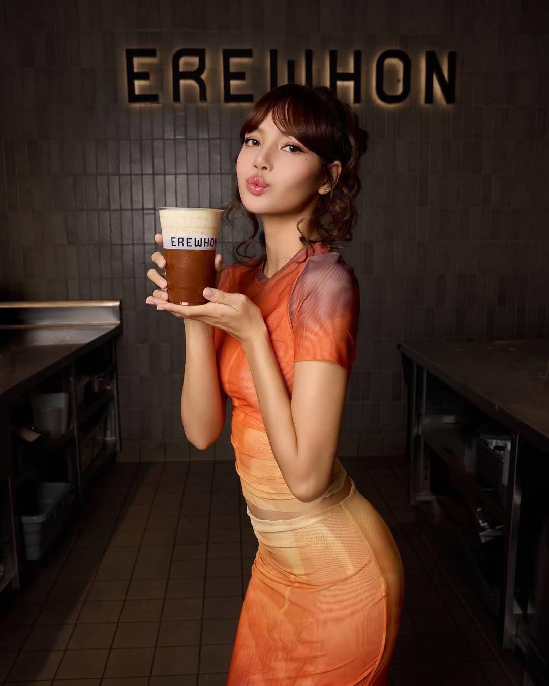 Kín đáo nhưng cực sexy cuốn hút tại Oscar 2025, Lisa tiết lộ có eo con kiến nhờ các bữa luôn ăn nhiều 1 món- Ảnh 4. Kín đáo nhưng cực sexy cuốn hút tại Oscar 2025, Lisa tiết lộ có eo con kiến nhờ các bữa luôn ăn nhiều 1 món- Ảnh 4.