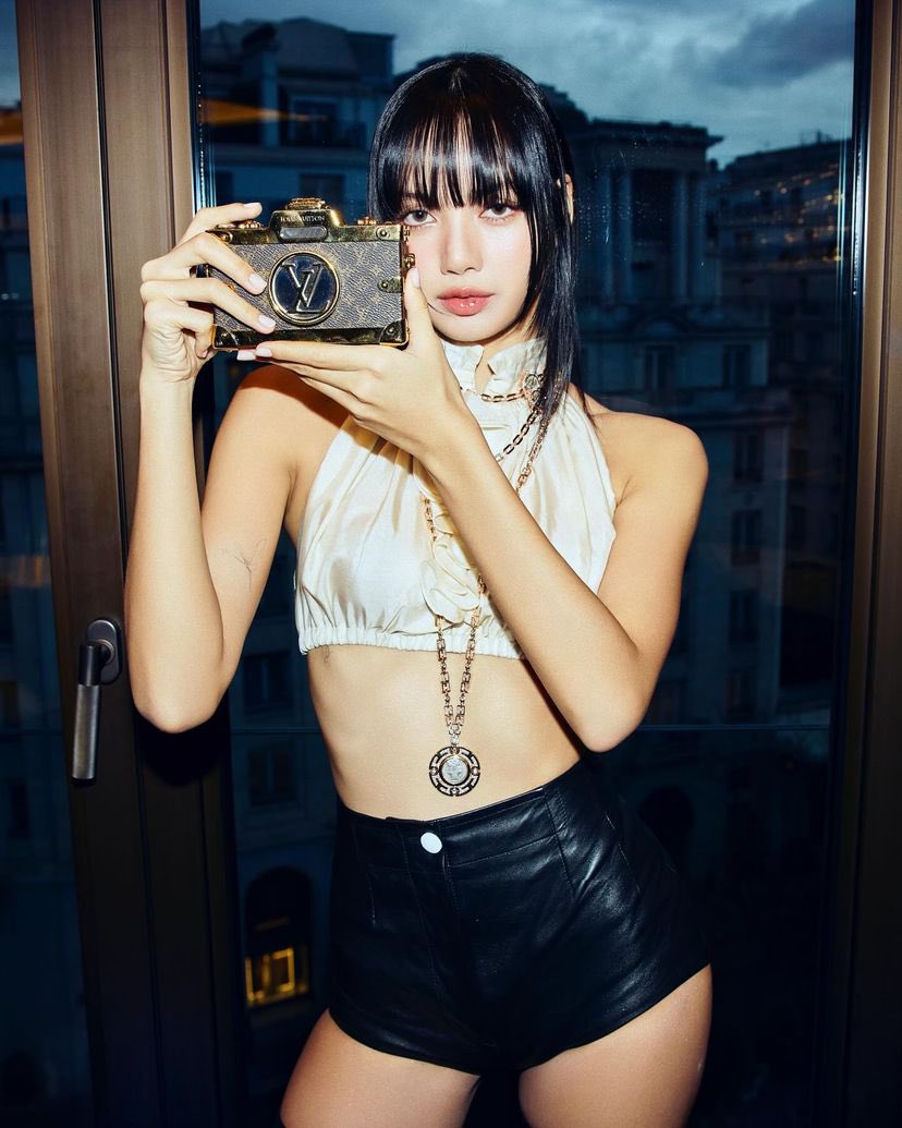 Kín đáo nhưng cực sexy cuốn hút tại Oscar 2025, Lisa tiết lộ có eo con kiến nhờ các bữa luôn ăn nhiều 1 món- Ảnh 7. Kín đáo nhưng cực sexy cuốn hút tại Oscar 2025, Lisa tiết lộ có eo con kiến nhờ các bữa luôn ăn nhiều 1 món- Ảnh 7.