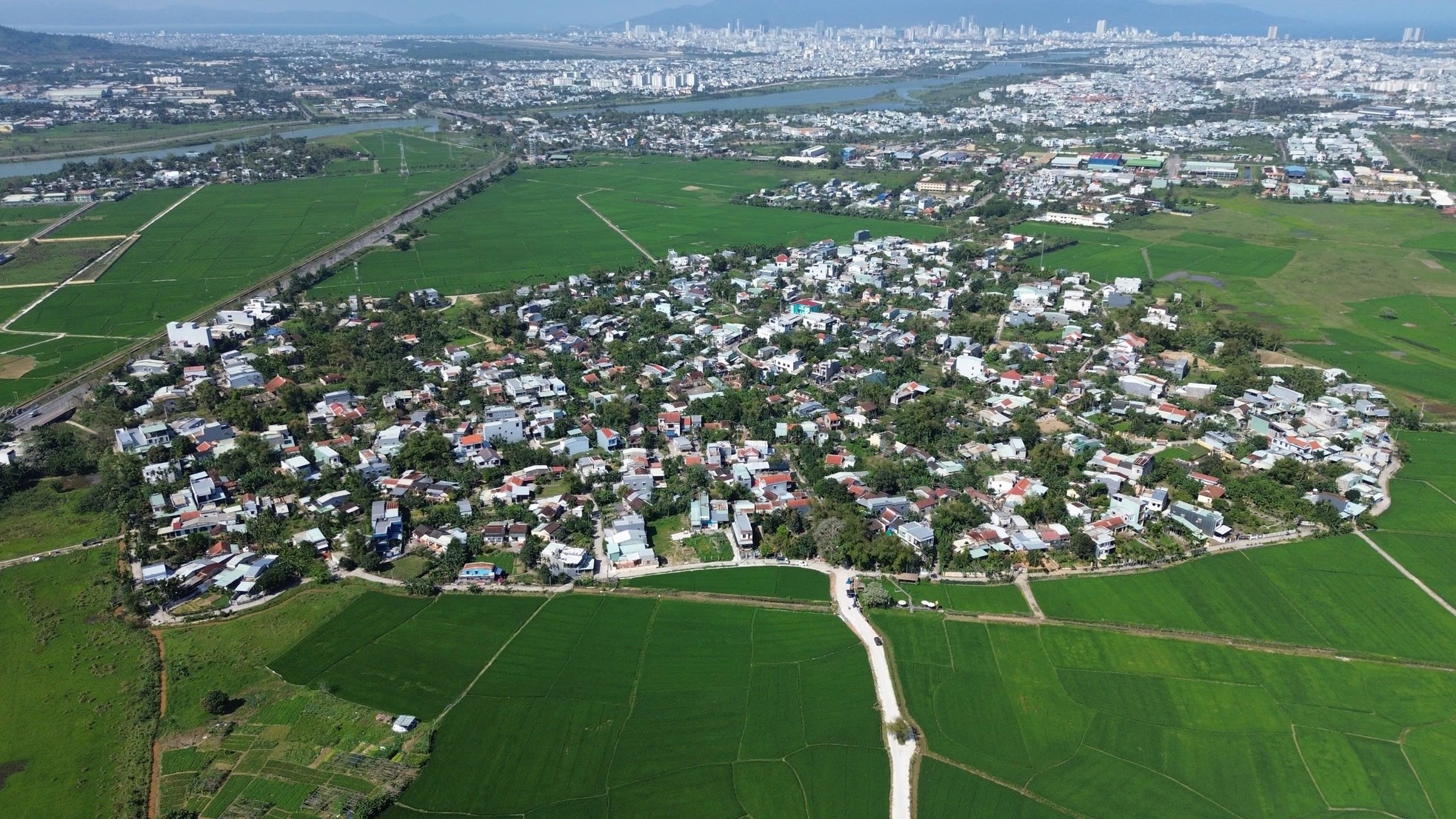 Nét đẹp cổ kính, nguyên sơ của làng cổ trăm tuổi- Ảnh 1. Nét đẹp cổ kính, nguyên sơ của làng cổ trăm tuổi- Ảnh 1.