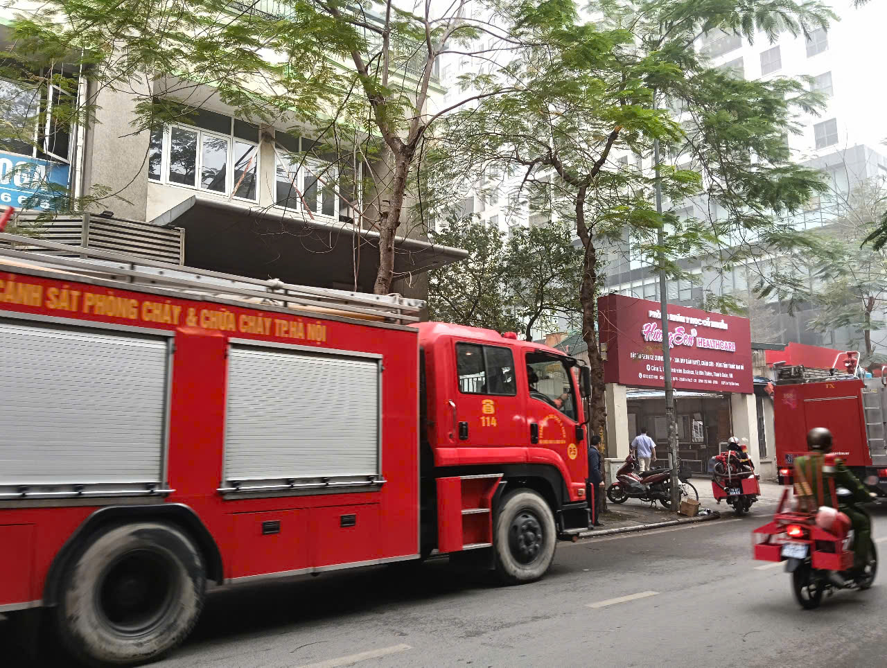 Hà Nội: Cháy tòa nhà cao tầng làng sinh viên Hacinco, cảnh sát phá cửa dập lửa- Ảnh 3.