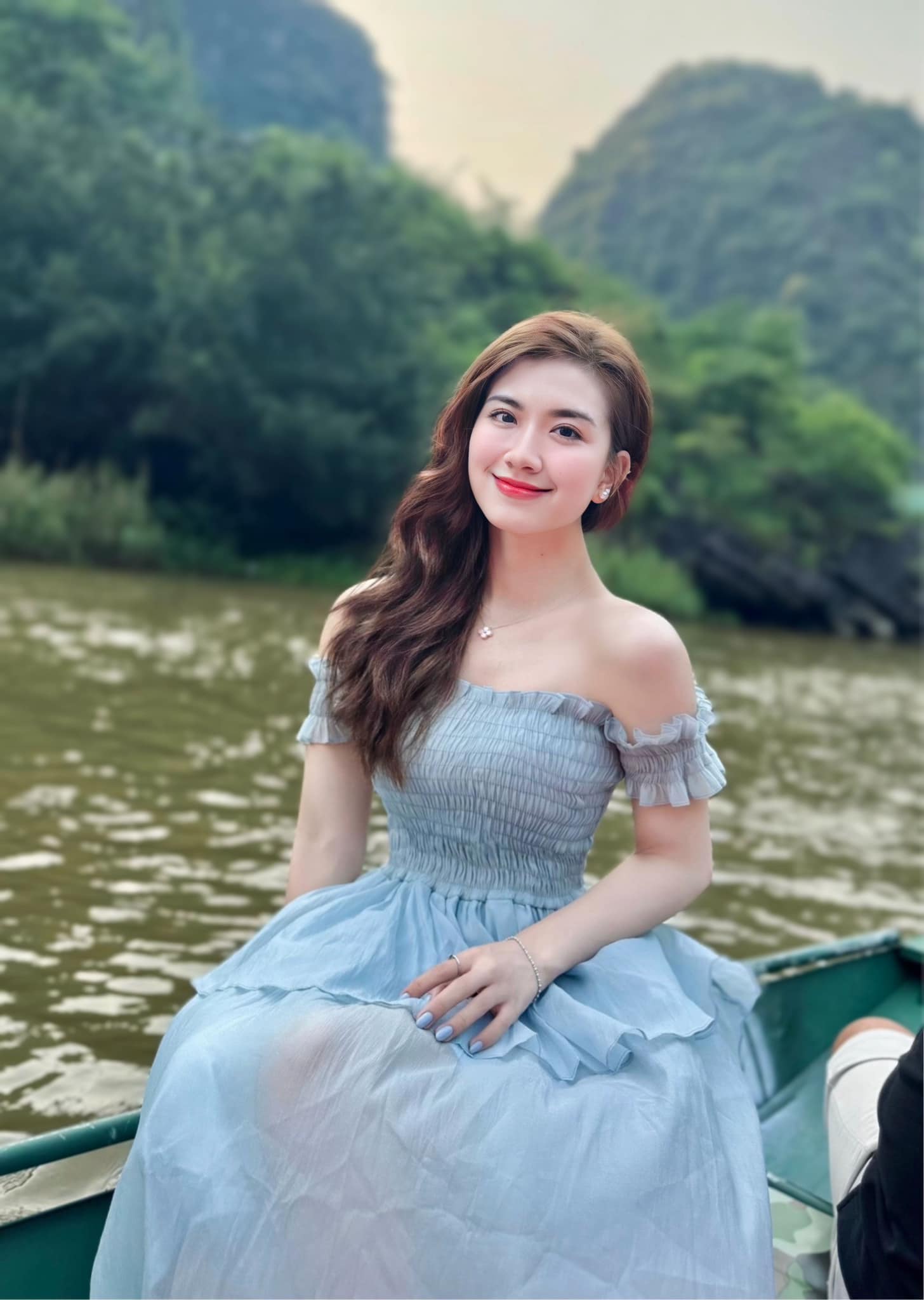 Nữ MC con nhà Văn Sỹ trứ danh Nghệ An, nổi khắp cõi nhờ nhan sắc vạn người mê, cuộc sống bây giờ ra sao?- Ảnh 6. Nữ MC con nhà Văn Sỹ trứ danh Nghệ An, nổi khắp cõi nhờ nhan sắc vạn người mê, cuộc sống bây giờ ra sao?- Ảnh 6.