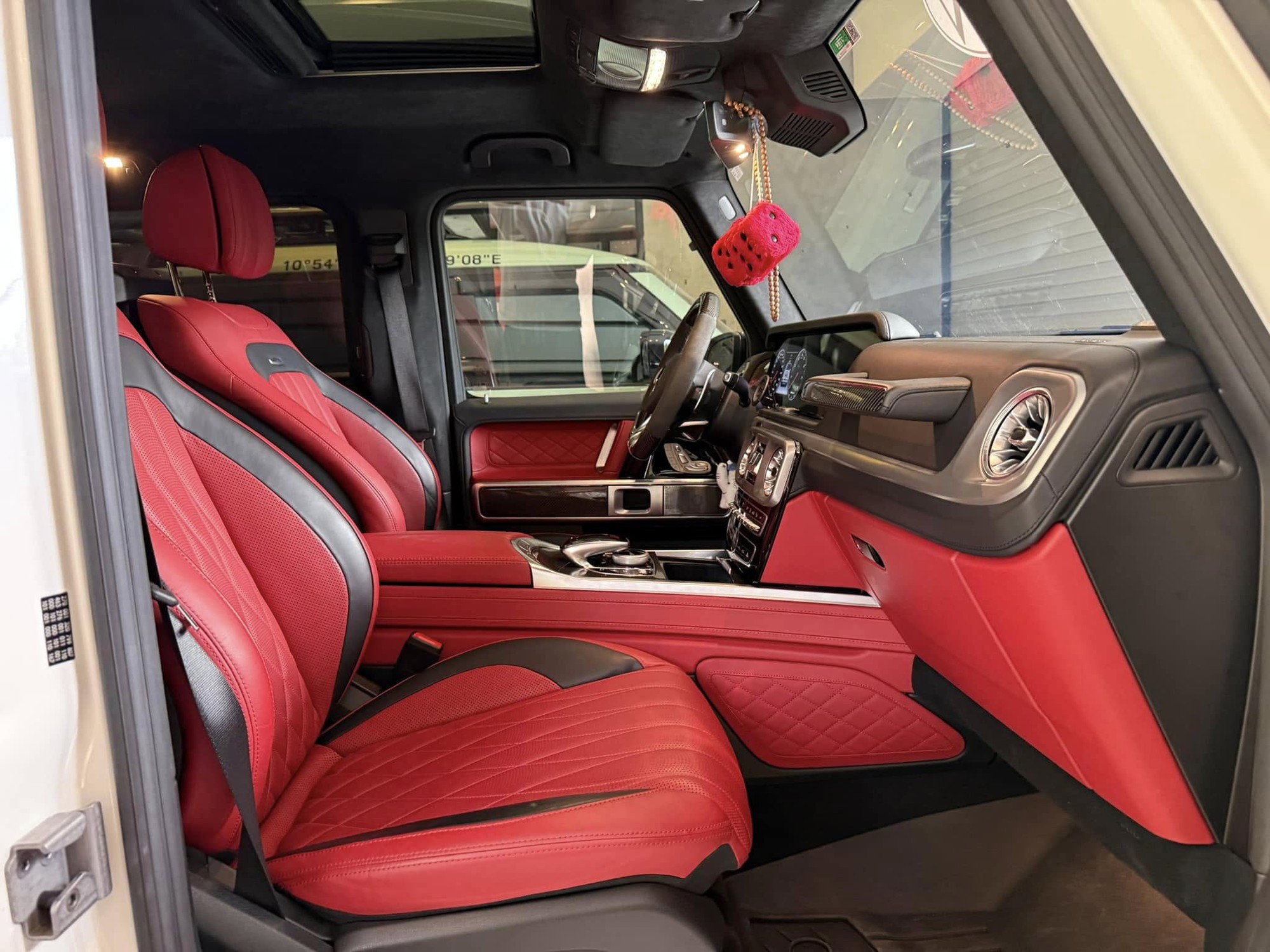 Dân chơi 9x chuyên lái xe xuyên lục địa rao bán Mercedes-AMG G 63: Có 'option' duy nhất tại Việt Nam, muốn mua phải có chứng chỉ- Ảnh 8. Dân chơi 9x chuyên lái xe xuyên lục địa rao bán Mercedes-AMG G 63: Có 'option' duy nhất tại Việt Nam, muốn mua phải có chứng chỉ- Ảnh 8.