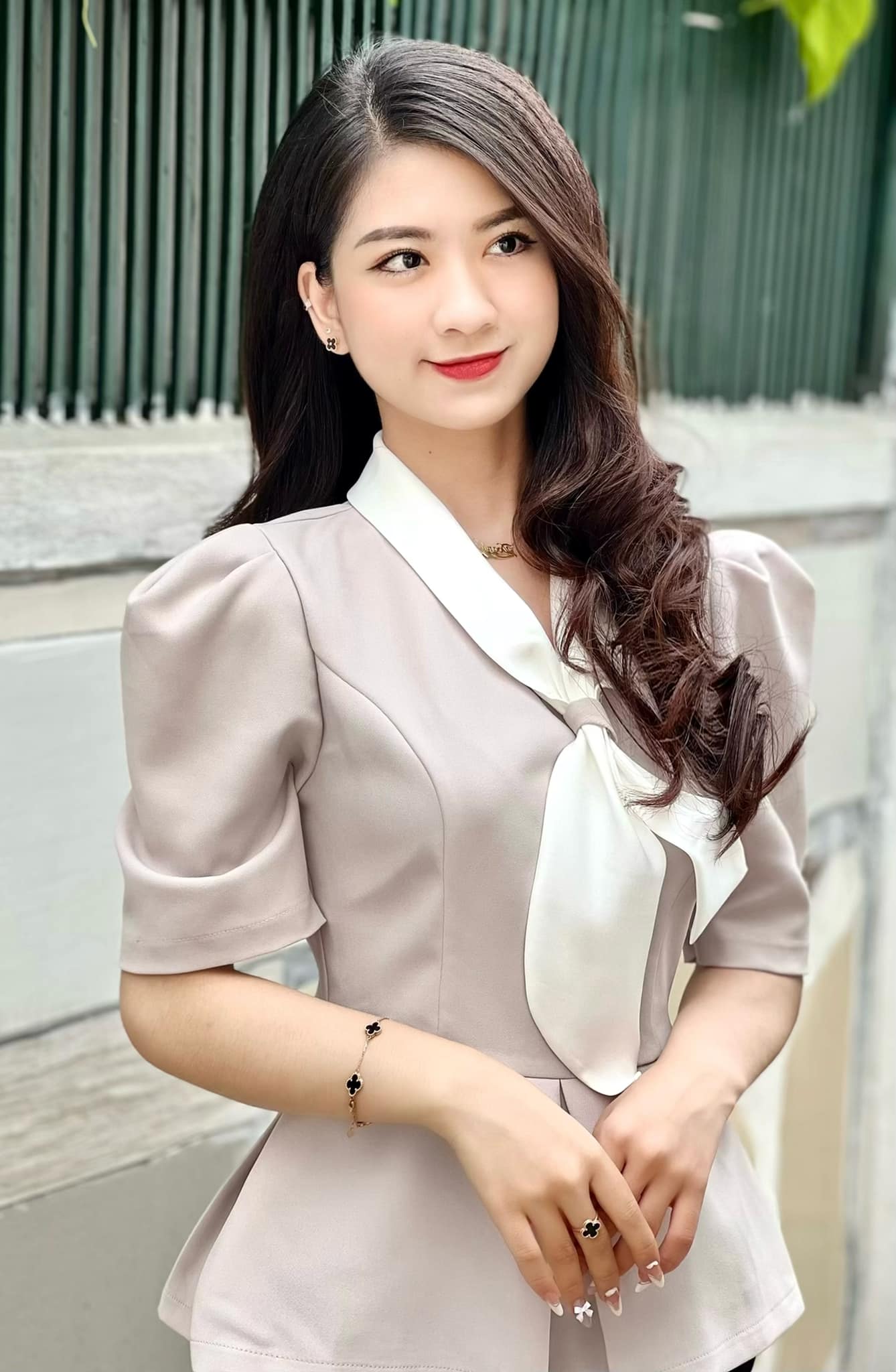 Nữ MC con nhà Văn Sỹ trứ danh Nghệ An, nổi khắp cõi nhờ nhan sắc vạn người mê, cuộc sống bây giờ ra sao?- Ảnh 7. Nữ MC con nhà Văn Sỹ trứ danh Nghệ An, nổi khắp cõi nhờ nhan sắc vạn người mê, cuộc sống bây giờ ra sao?- Ảnh 7.