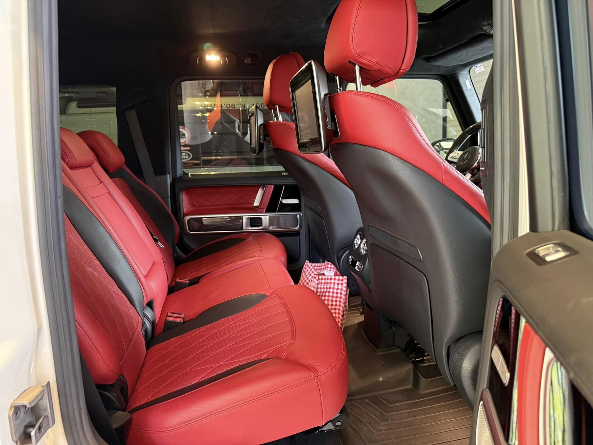 Dân chơi 9x chuyên lái xe xuyên lục địa rao bán Mercedes-AMG G 63: Có 'option' duy nhất tại Việt Nam, muốn mua phải có chứng chỉ- Ảnh 10. Dân chơi 9x chuyên lái xe xuyên lục địa rao bán Mercedes-AMG G 63: Có 'option' duy nhất tại Việt Nam, muốn mua phải có chứng chỉ- Ảnh 10.
