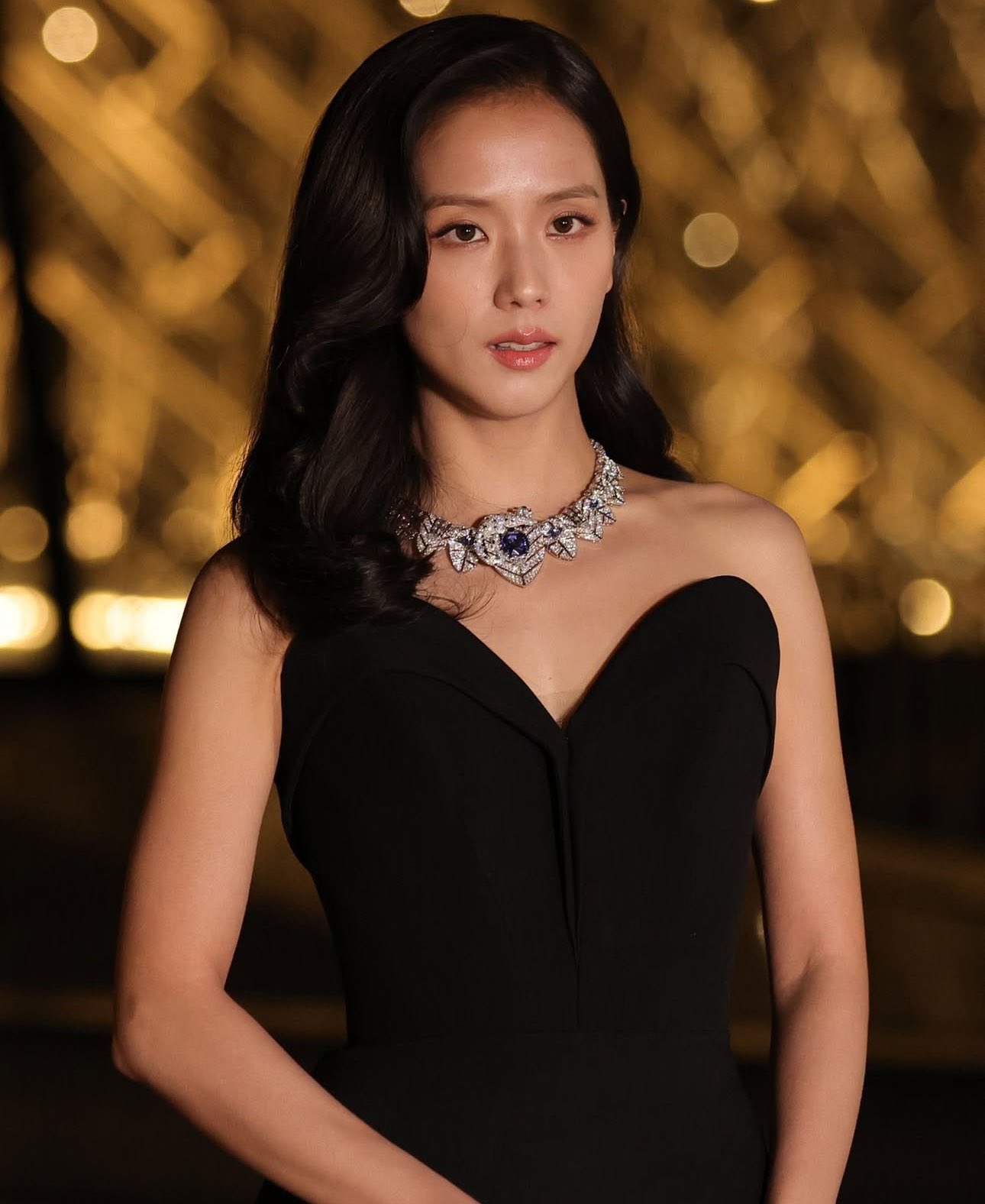 Jisoo biến hình như đại minh tinh sau show Dior, nhưng rõ là đang đau đớn- Ảnh 5.