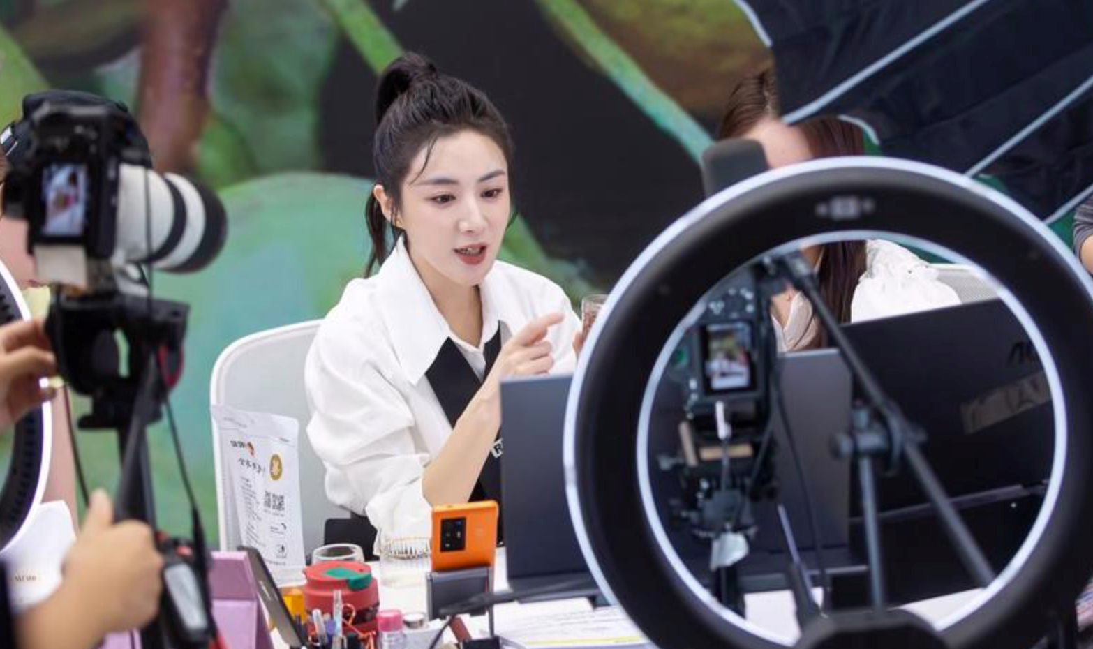 Nhóm nạn nhân không ai ngờ tới của AI: Từng định hình ngành công nghiệp gần 700 tỷ USD, nay suy sụp tinh thần, chật vật kiếm từng đơn hàng- Ảnh 1. Nhóm nạn nhân không ai ngờ tới của AI: Từng định hình ngành công nghiệp gần 700 tỷ USD, nay suy sụp tinh thần, chật vật kiếm từng đơn hàng- Ảnh 1.